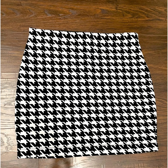 EXPRESS SMALL PETITE CHECKER PATTERN MINI SKRIT - Like New - Picture 2 of 3